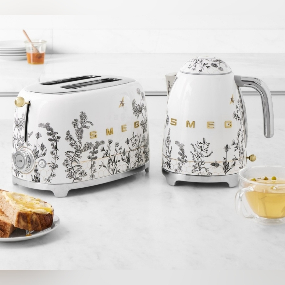 BESTSELLER SMEG Honeycomb Electric Kettle - Picture 7 of 15